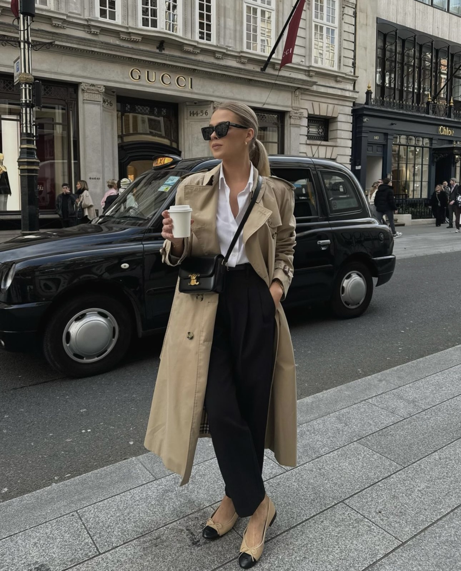 Trench coat dáng dài cổ điển luôn là biểu tượng tinh tế, chiếc áo này đã trở thành lựa chọn yêu thích của nhiều thế hệ. 