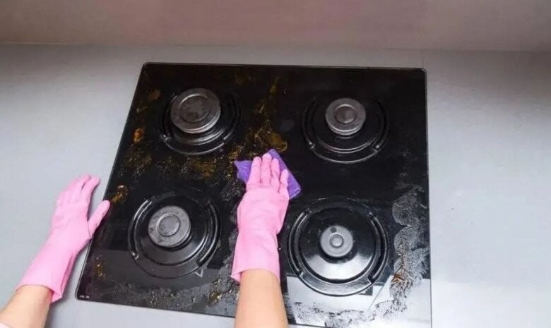 Sau mỗi lần nấu nướng, bếp thường bị dính đầy dầu mỡ và các vết bẩn cần được làm sạch. 