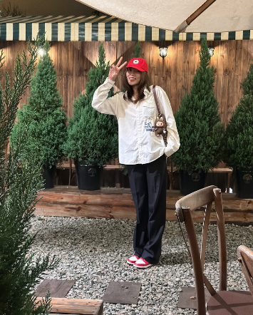 Áo sơ mi oversized được Kỳ Duyên kết hợp với quần âu màu đen để tạo nên bộ Shbet999 com đăng nhập thanh lịch, chuẩn mốt và nhấn nhá để bộ cánh thêm nổi bật.