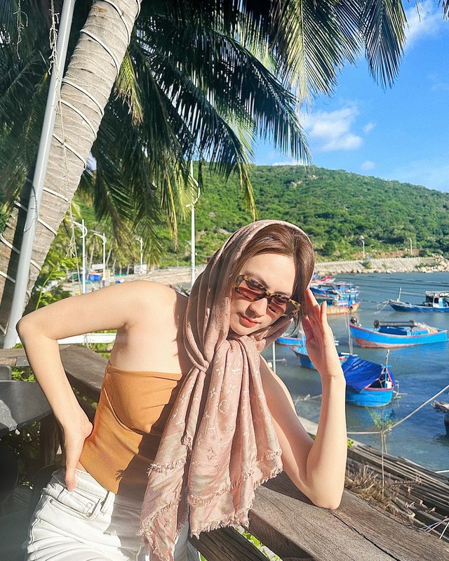 Áo quây màu nâu và quần trắng kết hợp với nhau rất ăn ý, tạo nên tổng thể Shbet999 com đăng nhập trẻ trung, hài hòa.