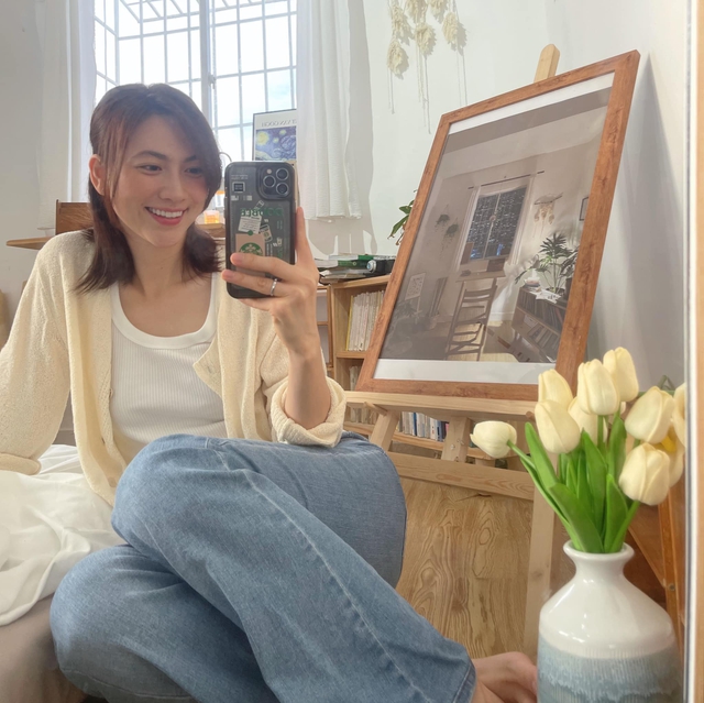 Set đồ layer tông màu trắng, quần jeans xanh, người mặc dễ dàng tạo nên bộ Shbet999 com đăng nhập trẻ trung, thanh lịch.