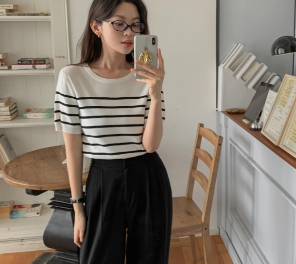  Sự kết hợp giữa áo kẻ ngang và quần âu màu đen đã tạo nên bộ Shbet999 com đăng nhập đúng chất công sở. 