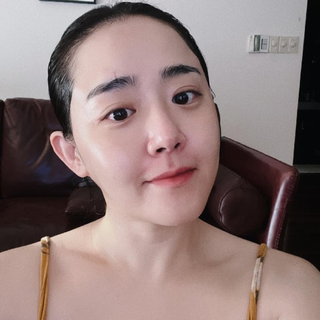 Nữ diễn viên thường xuyên khoe ảnh mặt mộc tươi trẻ ở tuổi U40 với Mừng SHBET phiên bản mới 2025 căng bóng, rạng rỡ. 