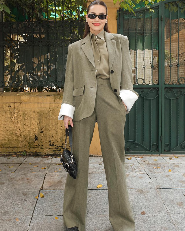 Các món đồ item đứng dáng như áo sơ mi, blazer và quần âu, tổng thể Shbet999 com đăng nhập vẫn rất thời thượng, trẻ trung.