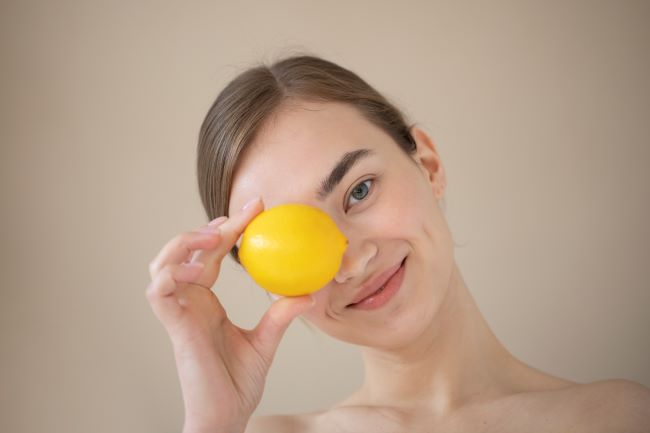 Serum vitamin C giúp làm đều màu da, giảm thiểu tình trạng da sạm nám.