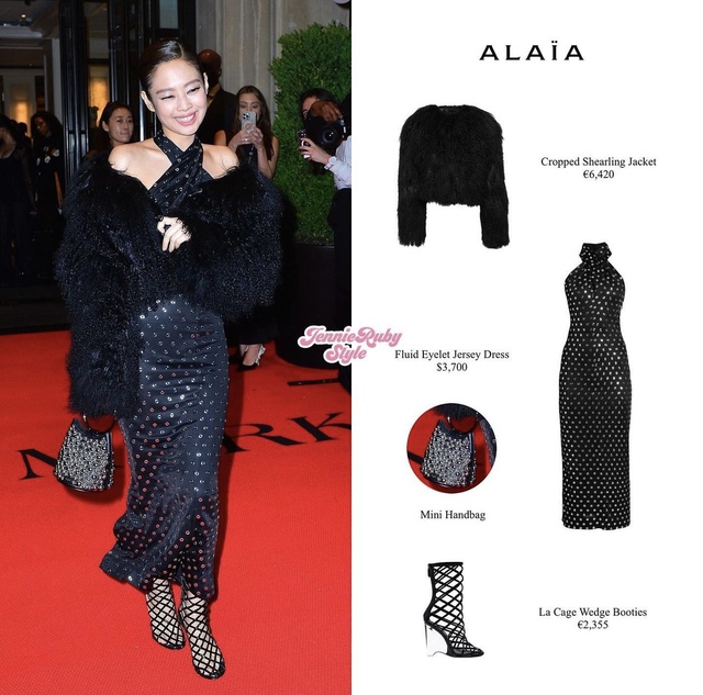 Trong after party của Met Gala, Jennie đầy sang chảnh, kiêu kỳ với mẫu váy cổ yếm ôm sát có giá lên đến 65 triệu VNĐ phối cùng áo lông.