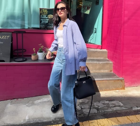 Quần jeans ống rộng ghi điểm ở sự trẻ trung, mix cùng áo sơ mi màu xanh nàng sẽ có được tổng thể Shbet999 com đăng nhập trẻ trung, hài hòa.