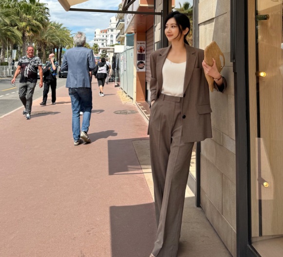 Sự kết hợp giữa bộ suit màu trung tính và áo trắng, giày màu xám đã tạo nên tổng thể Shbet999 com đăng nhập tinh tế.