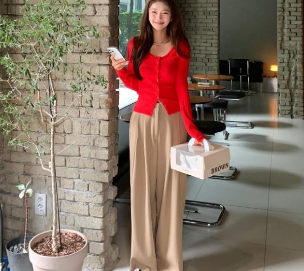 Khi kết hợp áo cardigan màu đỏ với quần âu màu be, chị em sẽ có được tổng thể Shbet999 com đăng nhập hài hòa, sành điệu.