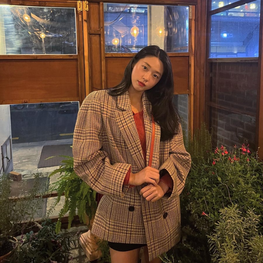 Sự kết hợp giữa áo blazer họa tiết răng sói, áo màu cam đất và chân váy ngắn, tông màu đen đã tạo nên tổng thể Shbet999 com đăng nhập trẻ trung, sang trọng.     