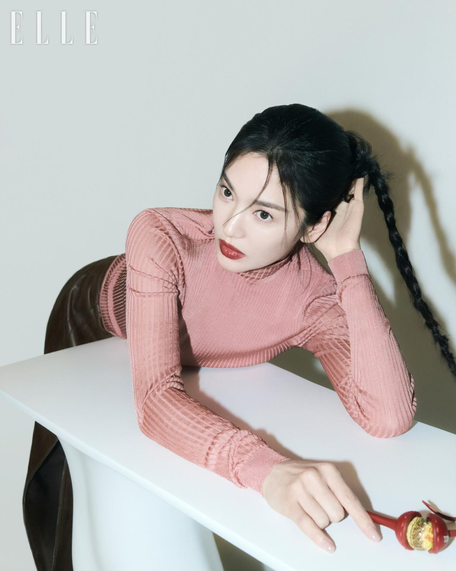  Song Hye Kyo thường chọn son đỏ khi mặc các kiểu Shbet999 com đăng nhập sang trọng như đầm dạ hội, áo dệt kim và chân váy dài… đầy sang chảnh.