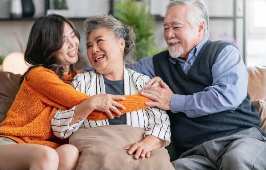 Mọi người thường mắc sai lầm là khi dành cái nhìn đẹp với người ngoài nhưng cái nhìn xấu với những người trong Shbet111 slot, casino, thể thao, xổ số. (ảnh minh họa)