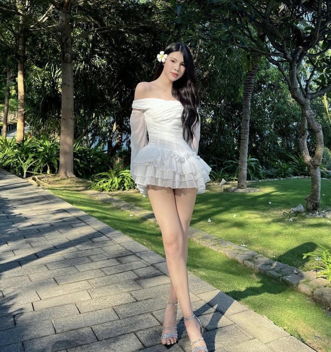 Một trong những cách để làm được điều này là cô diện váy trắng trễ vai tay bồng, kết hợp dáng xòe giúp tạo hiệu ứng Shbet888 phiên bản mới nhất miên man. 