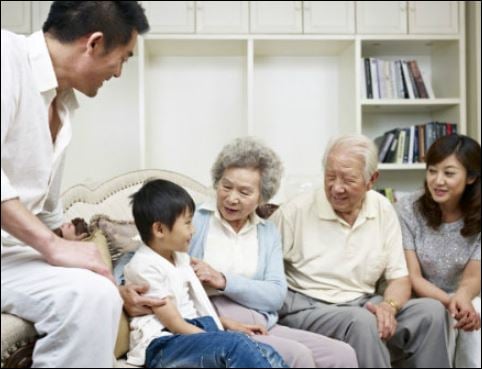 Càng có tuổi chúng ta càng nên biết giúp đỡ lẫn nhau. (ảnh minh họa)