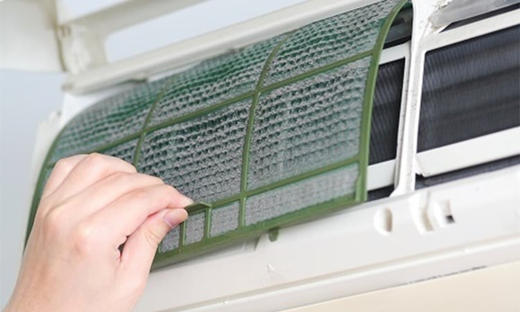 Nếu bạn thường xuyên làm sạch điều hòa, có thể tự tháo lưới lọc và dùng chổi hoặc máy hút bụi để làm sạch các khe thoát gió.    