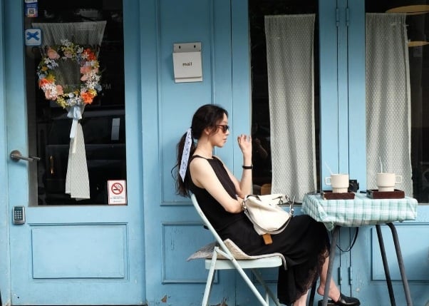 Áo hai dây và chân váy lụa đã tạo nên bộ Shbet999 com đăng nhập phóng khoáng, trẻ trung nhưng không kém phần sang trọng.