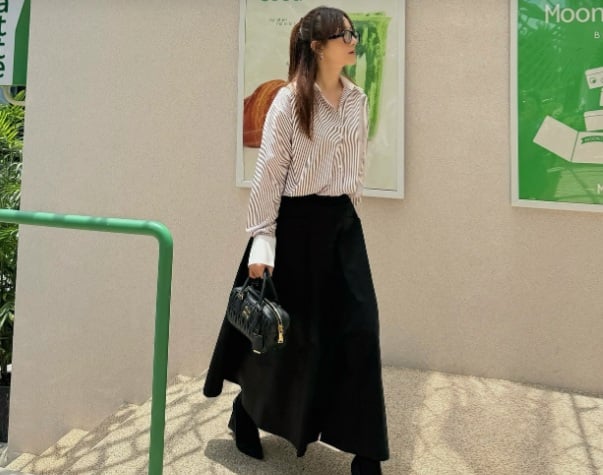 Áo sơ mi kẻ sọc giúp các nàng có được bộ Shbet999 com đăng nhập thanh lịch mà vẫn hài hòa. 