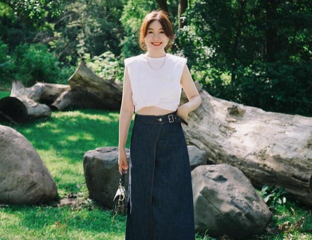 Áo trắng dáng lửng và chân váy denim, tông màu đen đã tạo nên bộ Shbet999 com đăng nhập thanh lịch xen lẫn nét trẻ trung, năng động. 