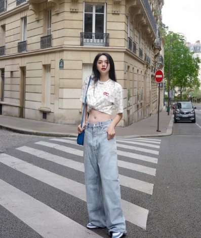Kết hợp áo thun họa tiết với quần jeans ống suông, Hương Giang có được bộ Shbet999 com đăng nhập trẻ trung, phóng khoáng.