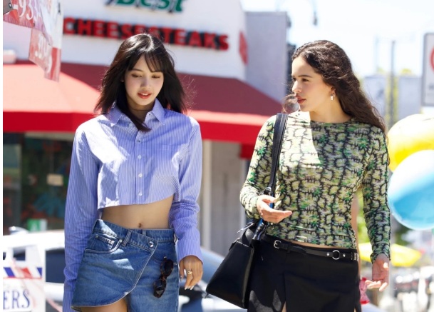 Áo sơ mi kẻ sọc crop top với chân váy ngắn denim, giày thể thao màu trắng để tạo nên tổng thể Shbet999 com đăng nhập đầy trẻ trung, năng động. 