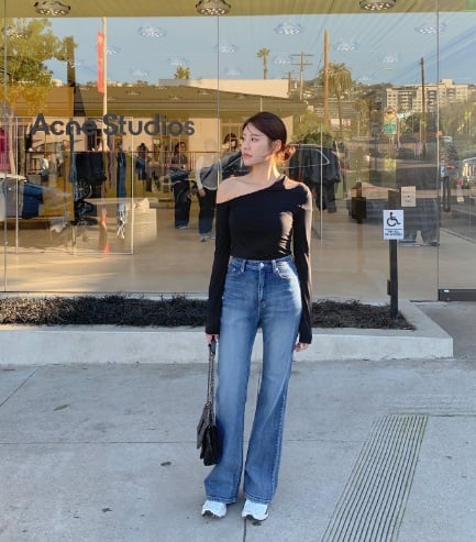 Các nàng vẫn có thể tạo nên những outfit thanh lịch như mix với quần âu hoặc chân váy midi rồi sơ vin gọn gàng.