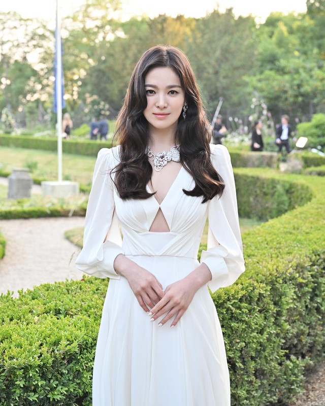 Chiếc đầm cut-out tôn lên nét quyến rũ thêm Link Vào SHBET88 Mới Nhất uốn sóng cổ điển, từ đó diện mạo của cô càng thêm lộng lẫy.