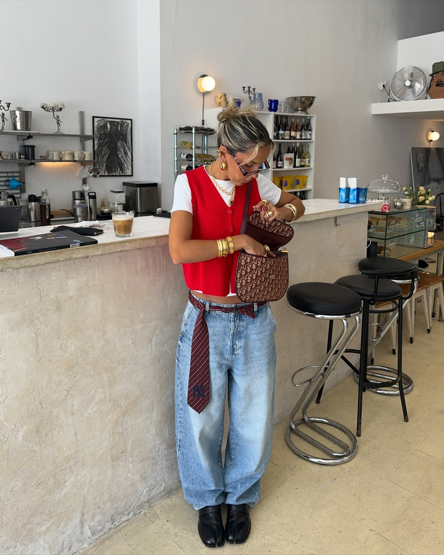 Thay vì chỉ được đeo quanh cổ như cách truyền thống, các tín đồ thời trang đã mạnh dạn biến tấu cà vạt thành món phụ kiện đa năng.