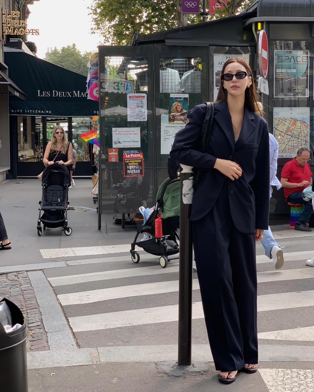 Bộ suit đơn giản mà vẫn đẹp nên không cần phối đồ quá cầu kỳ.