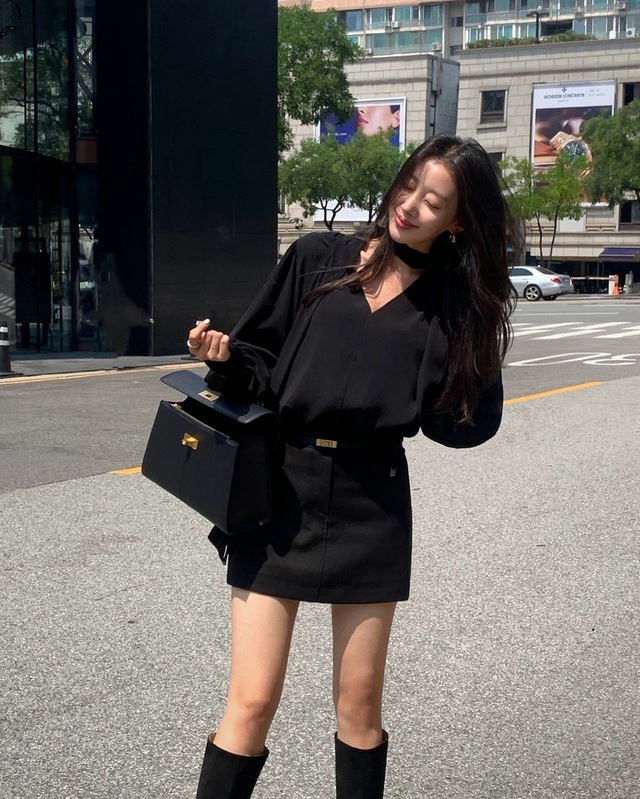 Tổng thể Shbet999 com đăng nhập càng thêm hút mắt khi được hoàn thiện bằng đôi boots cao cổ.
