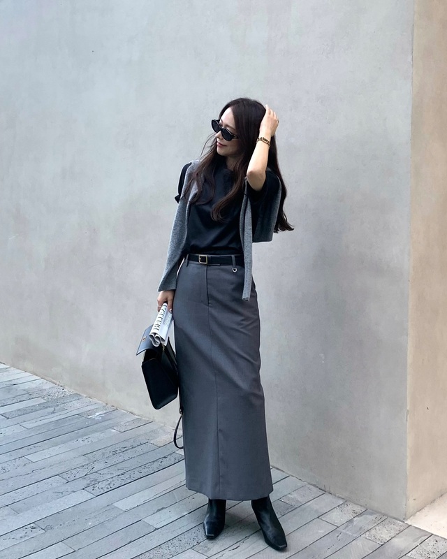 Áo thun màu đen và chân váy xám, dáng suông giúp người mặc có được vẻ ngoài trẻ trung, thanh lịch.