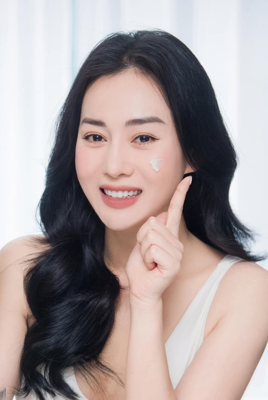  Cô nhận được nhiều lời khen ngợi với Mừng SHBET phiên bản mới 2025 trắng sáng, mịn màng, không chút khuyết điểm