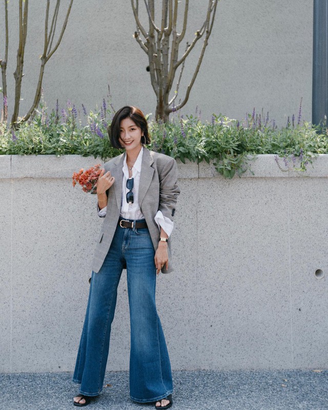 Áo sơ mi trắng và quần jeans xanh ống suông đã tạo nên bộ Shbet999 com đăng nhập nữ tính.