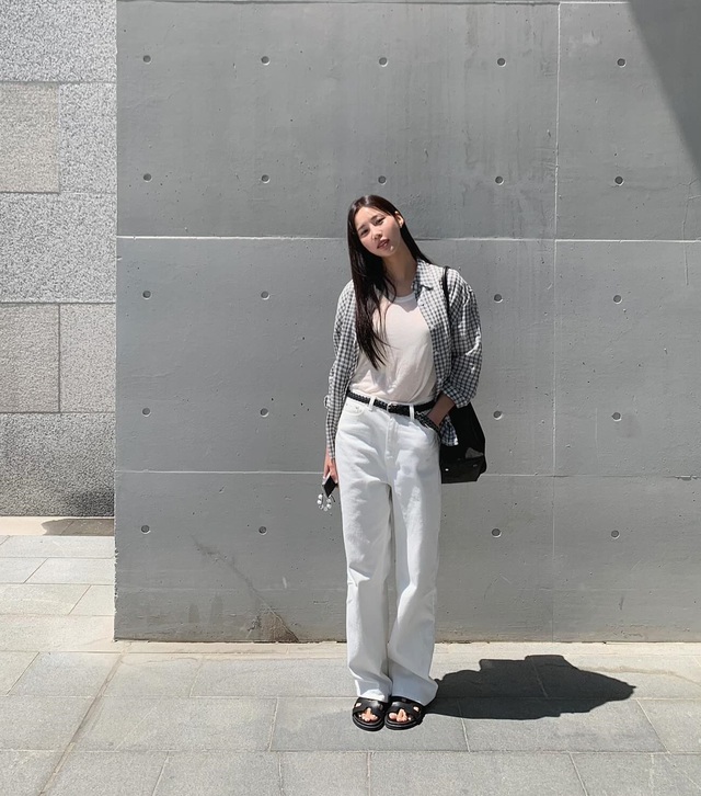 Đừng bỏ qua công thức gồm áo thun trắng kết hợp với quần jeans ống suông, rồi khoác ngoài áo sơ mi kẻ. 