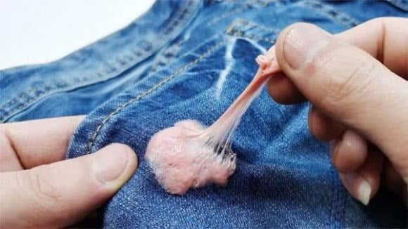 Trước tiên, hãy lấy một viên đá và đặt lên chỗ dính kẹo cao su.