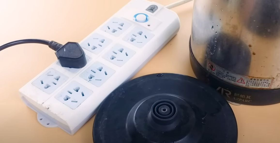 Khi không sử dụng, bạn nên rút phích cắm của ấm siêu tốc.