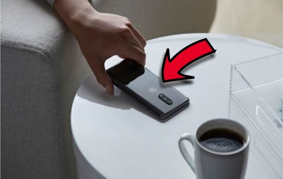Úp màn hình điện thoại xuống bàn tránh bị làm phiền, mất tập trung