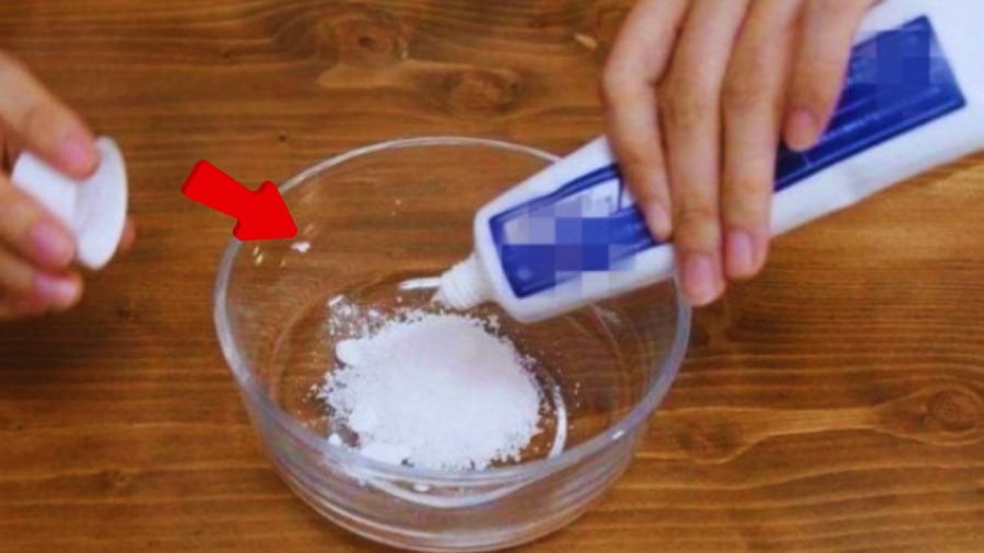 Trộn kem đánh răng với muối trắng