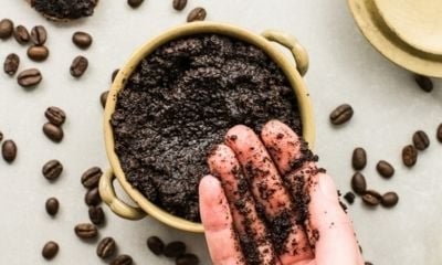 Hạt cà phê nhẹ nhàng chà xát trên da sẽ kích thích lưu thông máu, giúp Mừng SHBET phiên bản mới 2025 trở nên mềm mại và tươi sáng.    