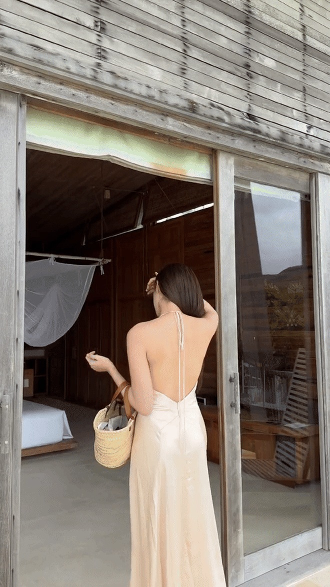 Phom váy suông, xoè nhẹ nhưng vẫn có độ ôm nhất định, kết hợp với thiết kế nửa kín nửa hở đầy gợi cảm,.