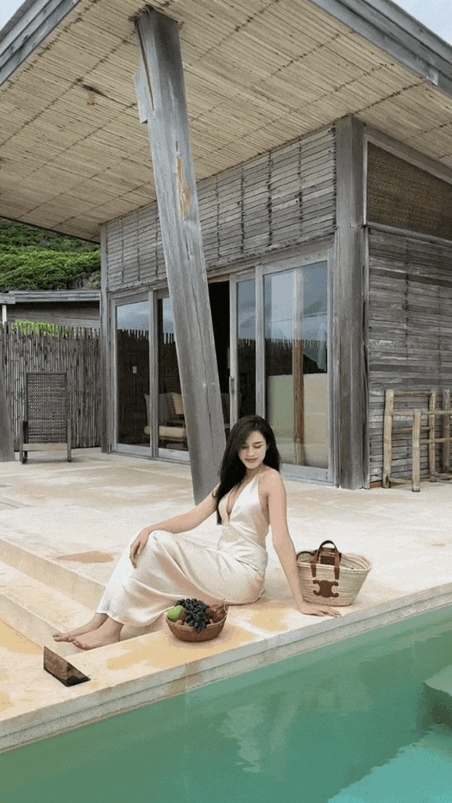Chiếc váy được người đẹp diện có dáng dài cùng màu be trung tính, phần ngực xẻ chữ V tôn nét gợi cảm tinh tế. 