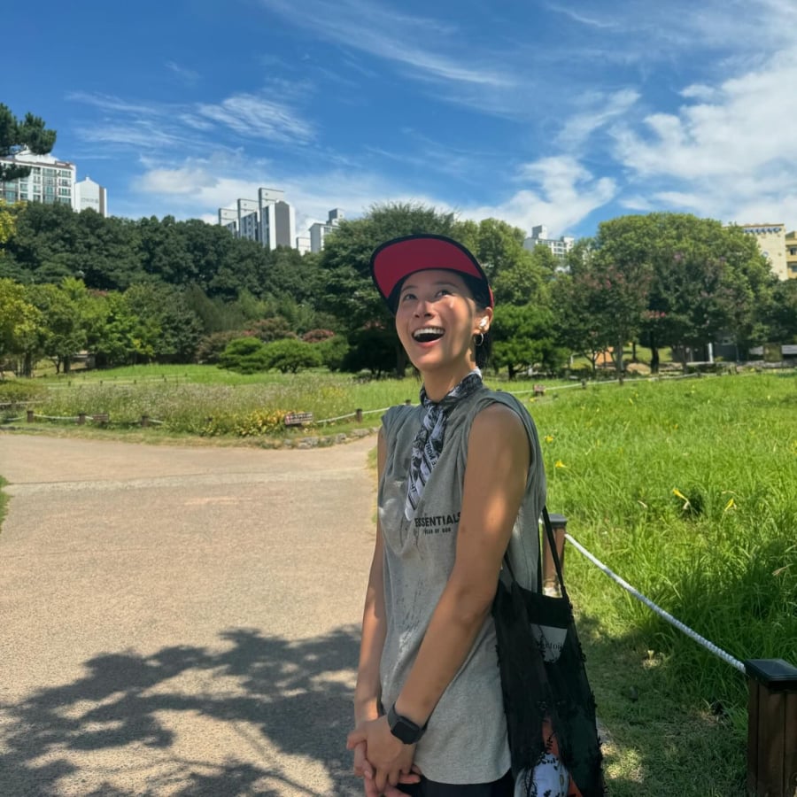 Yuri luôn ưu tiên sự thoải mái và năng động trong mỗi bản phối khi thường kết hợp mũ snapback cùng quần shorts thể thao