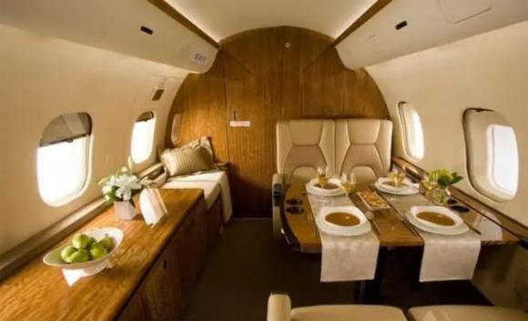 Trên chuyến bay, họ có thể điều chỉnh chỗ ngồi thoải mái theo ý muốn, thậm chí có thể nằm nghỉ ngơi, và tận hưởng những bữa ăn tinh tế được chuẩn bị kỹ lưỡng.