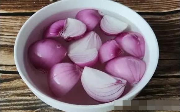 Ngâm lát hành tây trong nước, sau đó gội đầu bằng nước hành tây hoặc trộn nước hành tây với Shbet thế giới casino trong tay bạn để chăm sóc tóc.
