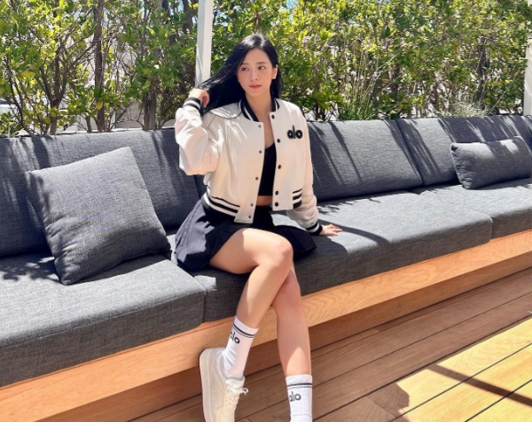 Jisoo khéo léo mix chân váy ngắn dáng xòe với áo crop top và áo khoác bóng chày, từ đó tạo nên bộ Shbet999 com đăng nhập 