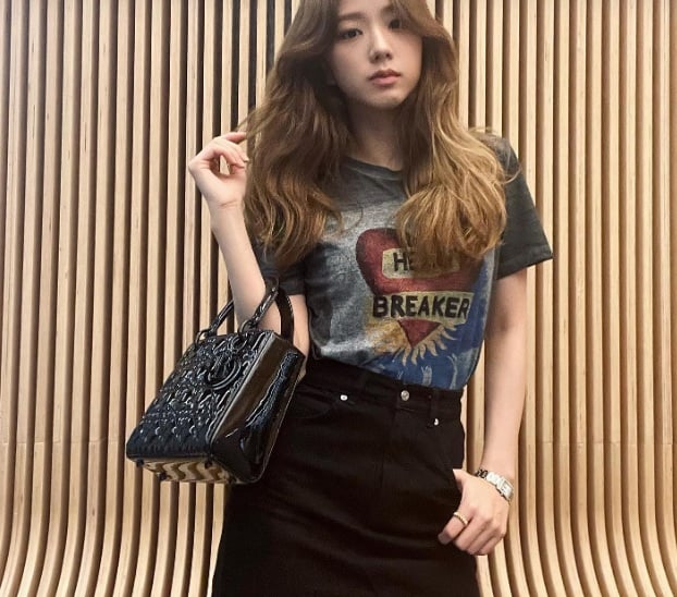 Áo phông họa tiết mix với chân váy ngắn màu đen để tạo nên tổng thể Shbet999 com đăng nhập hài hòa, đẹp mắt. 