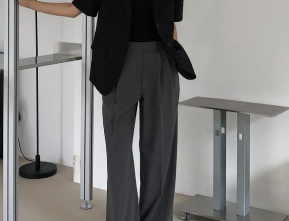 Áo blazer đơn giản, chị em chỉ cần kết hợp với áo thun, quần âu màu trung tính, rồi sơ vin gọn gàng, vậy là có được bộ cánh chuẩn thanh lịch.    