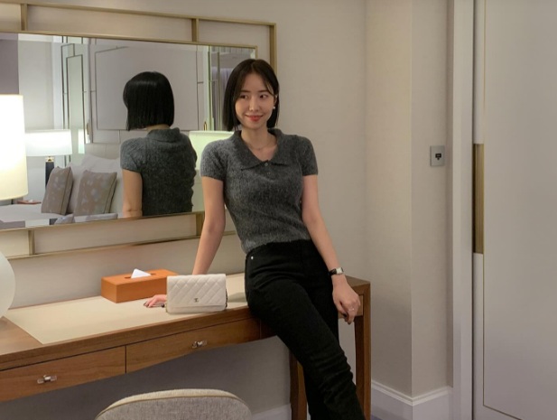 Áo len tăm cổ bẻ và quần đen ôm chân, giày búp bê đơn giản đã tạo nên bộ Shbet999 com đăng nhập trẻ trung, thanh lịch. 