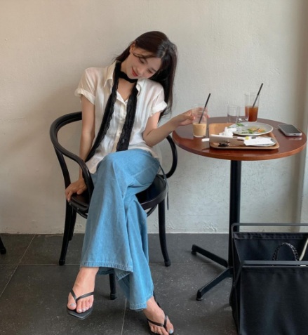 Quần jeans mix với dép tông ngay một bộ Shbet999 com đăng nhập trẻ trung và năng động, hoàn hảo cho những ngày làm việc thoải mái.