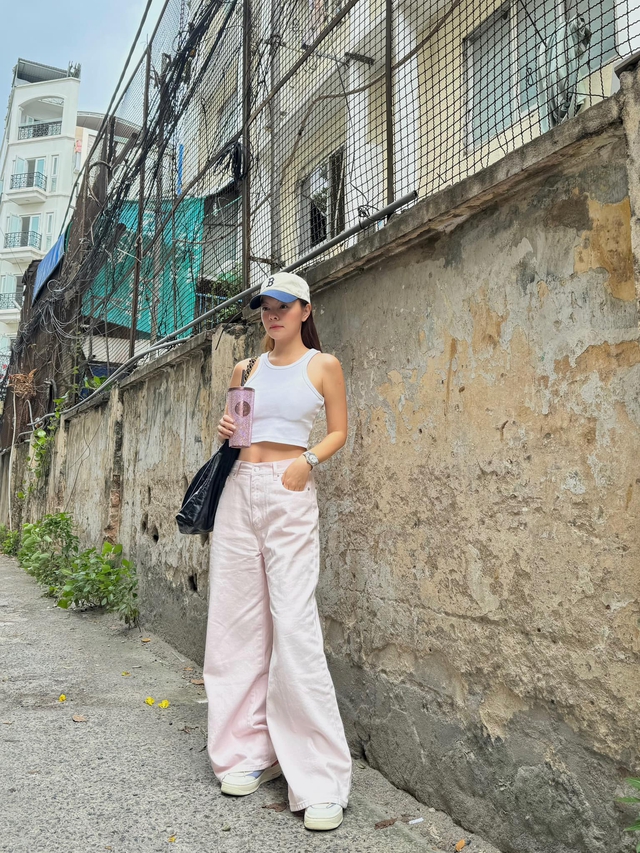 Các item như áo tank top trắng, quần jeans ống rộng hay giày sneaker là có được tổng thể Shbet999 com đăng nhập trẻ trung. Với