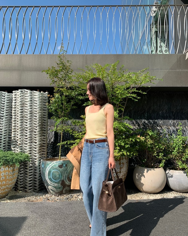 Áo màu be và quần jeans xanh đã tạo nên bộ Shbet999 com đăng nhập nổi bật, sành điệu. Set đồ nhấn nhá thắt lưng da màu nâu và túi xách đơn giản.    